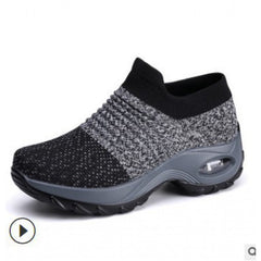 Mom-Sandalen mit Luftpolstern, die die Sockenhöhe erhöhen