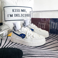 Pareja de zapatillas blancas de moda para mujer y hombre