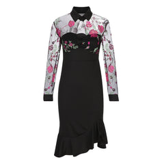 Vestido negro ajustado con palabra bronceada y bolso de hombro a la cadera