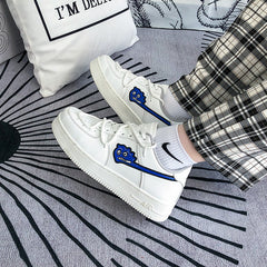 Pareja de zapatillas blancas de moda para mujer y hombre