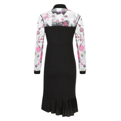 Vestido negro ajustado con palabra bronceada y bolso de hombro a la cadera