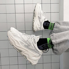 Trendige Herren-Sneaker im koreanischen Dad-Stil