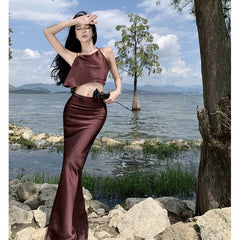 Rückenfreies Kleid mit Schlitz und U-Boot-Ausschnitt