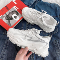 Trendige Herren-Sneaker im koreanischen Dad-Stil