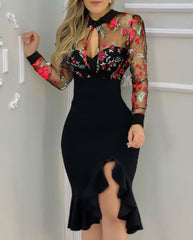 Vestido negro ajustado con palabra bronceada y bolso de hombro a la cadera