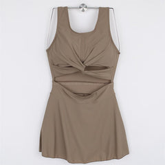 Badeanzug mit faltbarem Schlitz und verdrehter Brustpartie