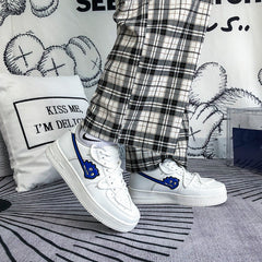 Pareja de zapatillas blancas de moda para mujer y hombre