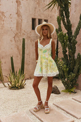 Vestido con tirantes finos y estampado floral