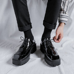 Nischen-Freizeitschuhe im englischen Stil mit eckiger Zehenpartie und mittlerer Plattform