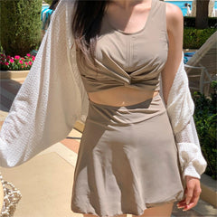 Badeanzug mit faltbarem Schlitz und verdrehter Brustpartie