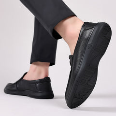 Herrenschuhe aus echtem Leder mit einem Pedal und weichem Schaffell