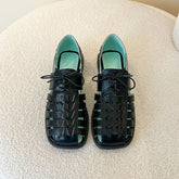 Stilvolle, ausgehöhlte, gewebte Schuhe