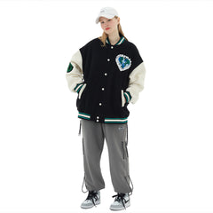 Baseballjacke mit Erdstickerei