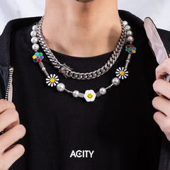 Collar de margaritas y perlas sonrientes