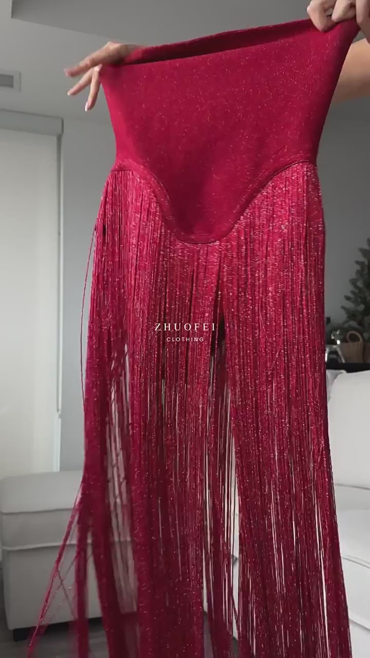 Vestido rojo sin tirantes con flecos
