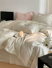 Silky Leopard Buttoned Bedding Set - Ivory White