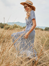 Kurzärmliges gestreiftes Kleid