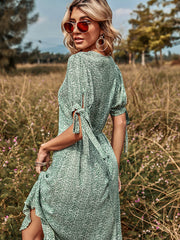 Grünes Printkleid mit hoher Taille