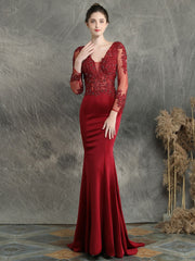 Vestido de noche de manga larga con tachuelas y apliques hechos a mano