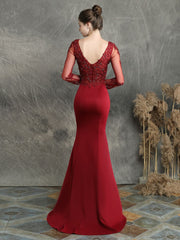 Vestido de noche de manga larga con tachuelas y apliques hechos a mano