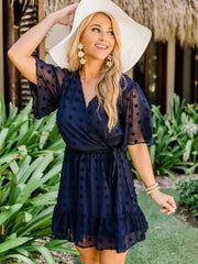 Schwarzes Wickel-Minikleid mit V-Ausschnitt und Schweizer Punkten und Rüschen