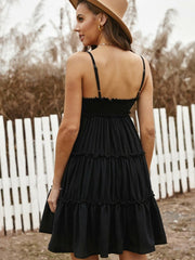 Falda corta con escote en V y tirantes de color liso