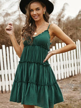 Falda corta con escote en V y tirantes de color liso