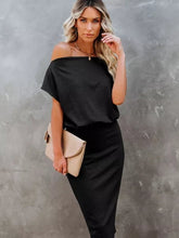 Vestido midi negro con cuello barco