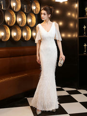 Vestido de noche elegante con borlas y cuentas