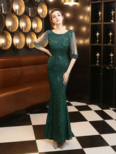 Elegante vestido de noche con lentejuelas de manga larga.