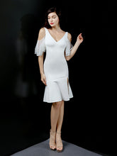 Vestido de noche corto con escote en V