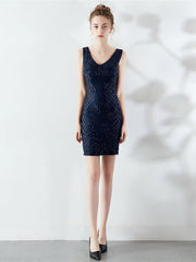 Vestido de noche corto con tirantes y lentejuelas