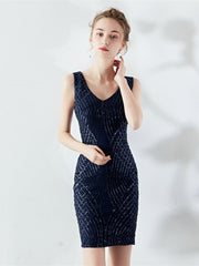 Vestido de noche corto con tirantes y lentejuelas