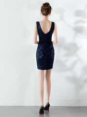 Vestido de noche corto con tirantes y lentejuelas