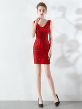 Vestido de noche corto con tirantes y lentejuelas