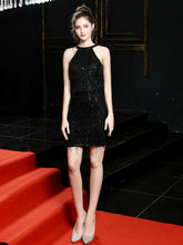 Vestido de noche corto con lentejuelas y cuello colgante