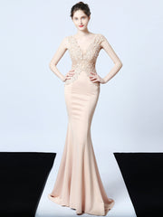 Handgemachtes langes Abendkleid mit Perlenapplikation