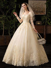 Vestido de novia con nudo de encaje y manga larga