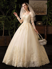 Brautkleid mit langen Ärmeln und Knotendetail aus Spitze