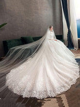 Vestido de novia de cuello alto, ajustado y con corte de bosque grande