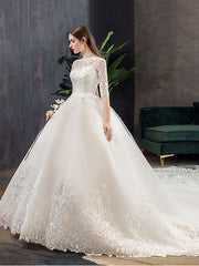 Vestido de novia de cuello alto, ajustado y con corte de bosque grande