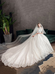 Vestido de novia de cuello alto, ajustado y con corte de bosque grande