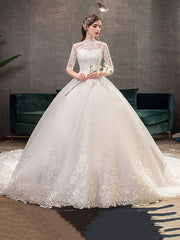 Vestido de novia de cuello alto, ajustado y con corte de bosque grande