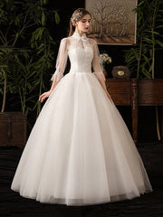 Vestido de novia ajustado con cuello alto y mangas