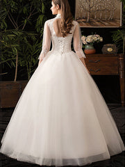 Vestido de novia ajustado con cuello alto y mangas