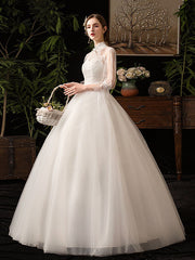 Vestido de novia ajustado con cuello alto y mangas