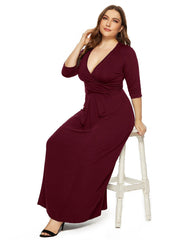 Würdiges, flauschiges Plus-Kleid mit tiefem V-Ausschnitt