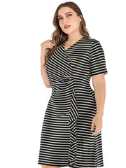 Cuello en V de manga corta a rayas y corte entallado