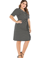 Cuello en V de manga corta a rayas y corte entallado