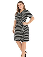 Cuello en V de manga corta a rayas y corte entallado